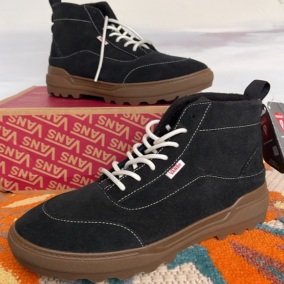 Vans WMNS Colfax Boot Mte-1
Gum/Black
VN000BCGW9Q
BOOTS Sneakers - Picture 2 of 16